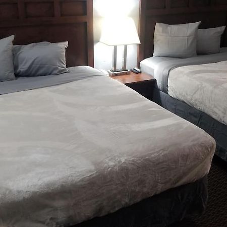Hotel 2 Queen Beds Hotel Room 220 Booking Стилуотър Екстериор снимка