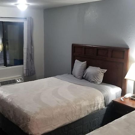 Hotel 2 Queen Beds Hotel Room 220 Booking Стилуотър Екстериор снимка