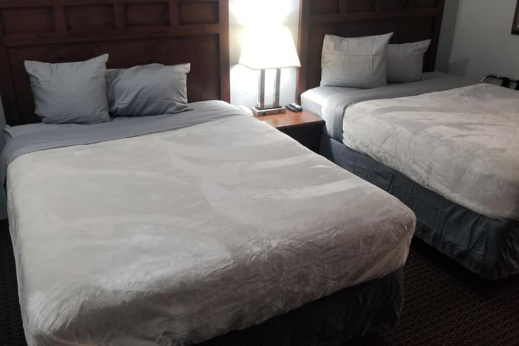 Hotel 2 Queen Beds Hotel Room 220 Booking Стилуотър Екстериор снимка
