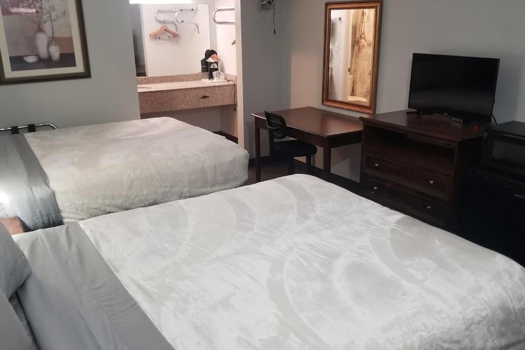 Hotel 2 Queen Beds Hotel Room 220 Booking Стилуотър Екстериор снимка