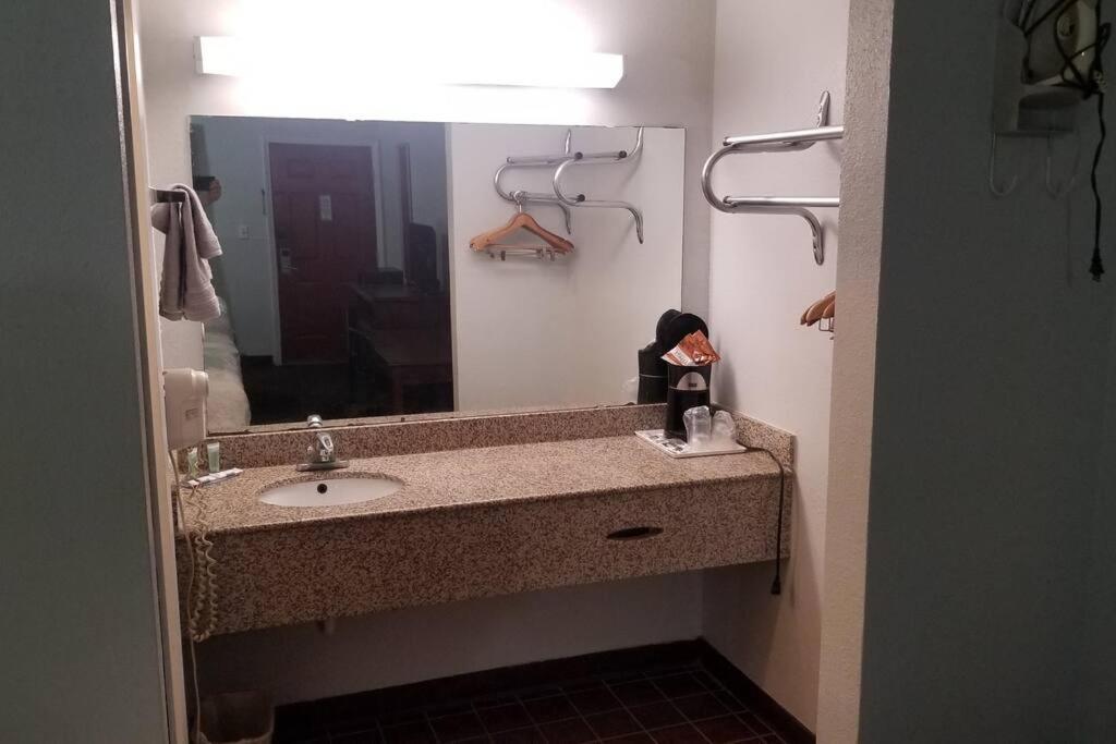 Hotel 2 Queen Beds Hotel Room 220 Booking Стилуотър Екстериор снимка